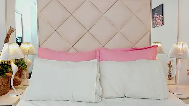 LuciaBenett_'s cam snapshot