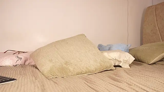 sweetlittlevenus live sex cam