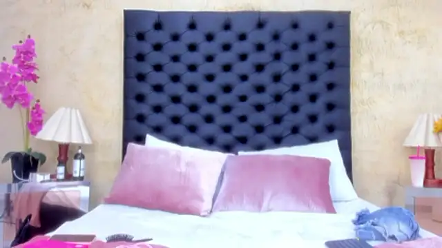 NahomiWhitel live sex cam