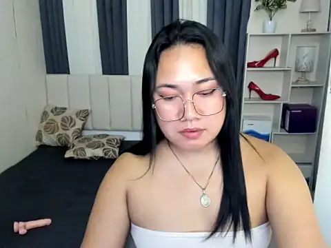 TsUncutKaren live sex cam