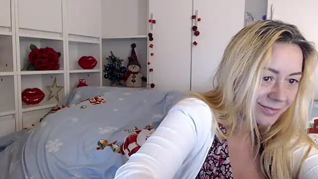 _karolynesyera_'s cam snapshot