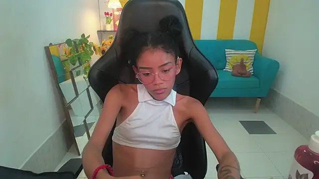 adisson_petite1's cam snapshot