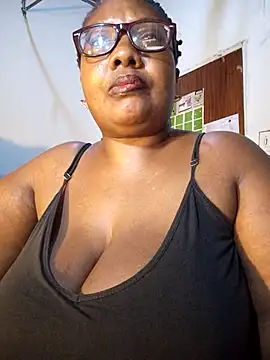 YELLOW_BONE live sex cam