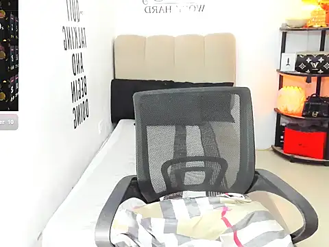 Trixie_Mattel21 live sex cam