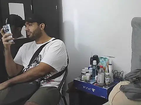 AlphaLatinoBear's cam snapshot