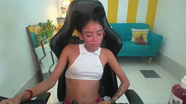 adisson_petite1's cam snapshot