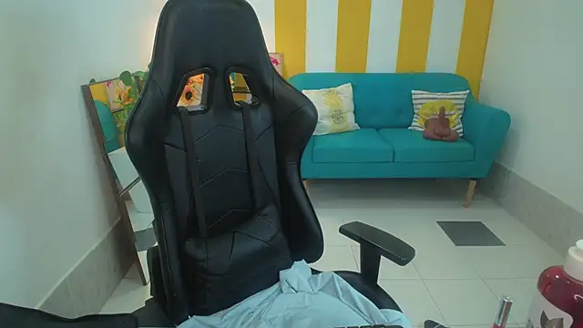 adisson_petite1's cam snapshot