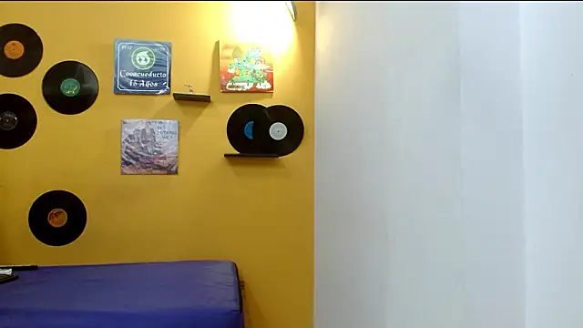 skinnyverus18's cam snapshot