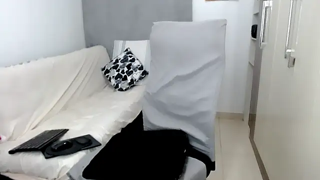 Laura-pervert's cam snapshot