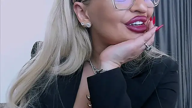 LovelyBlondyxx's cam snapshot