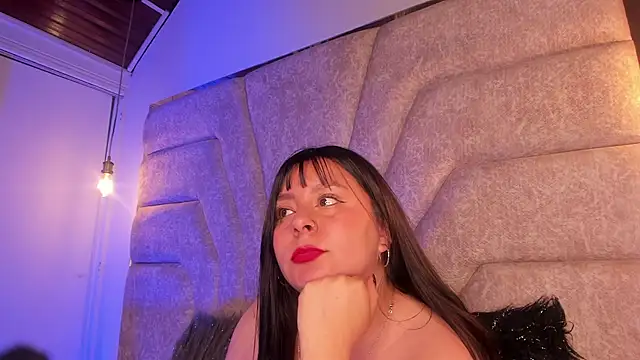 EmaJames25's cam snapshot