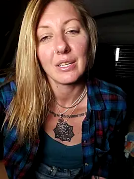 SheIsSomething's cam snapshot