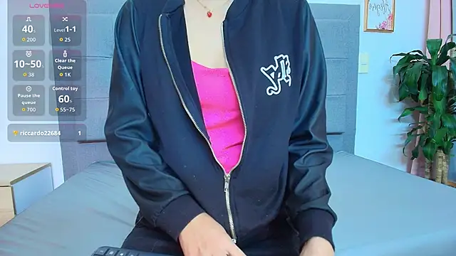 saray_reesee's cam snapshot