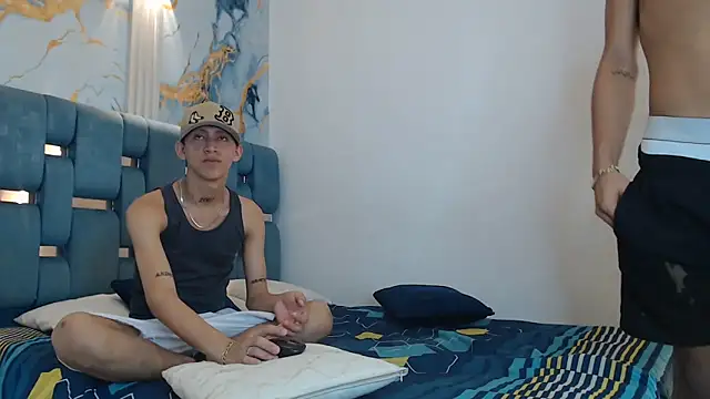 PRETTY_FEM live sex cam