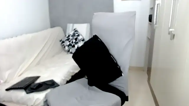 Laura-pervert's cam snapshot