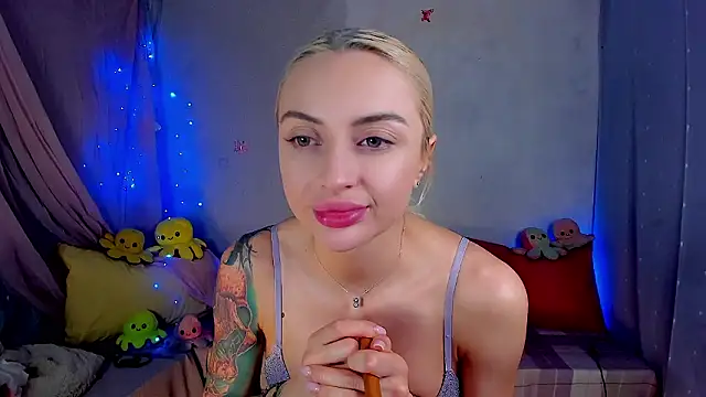 YourLizzyDoll's cam snapshot