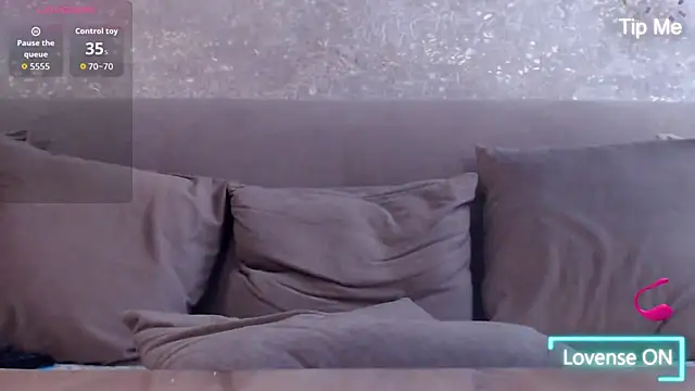 LillySquirtShot live sex cam