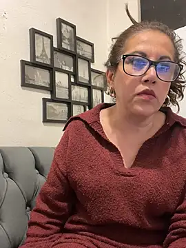 MirandaLatinaLovely live sex cam