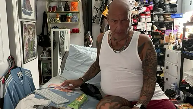 lovetatts64's cam snapshot