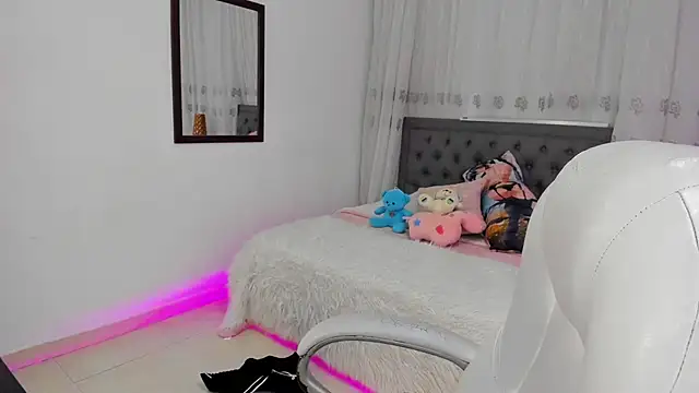 Victoria_Piercee's cam snapshot