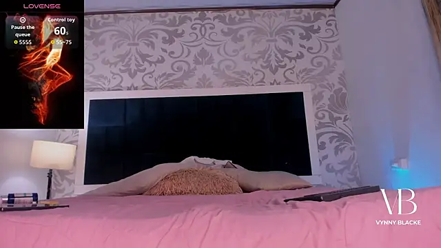 VynnyBlacke_'s cam snapshot