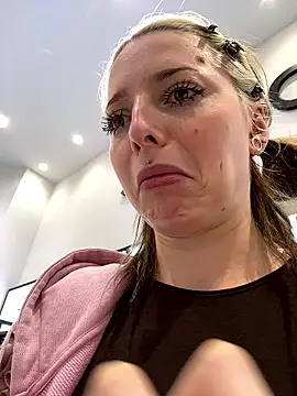 LoraaDoll live sex cam