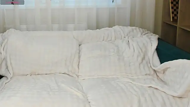 MonikaPinch_'s cam snapshot