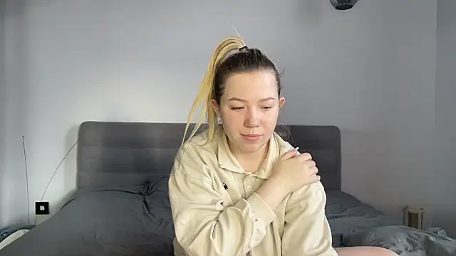 Embersweetbunny's cam snapshot