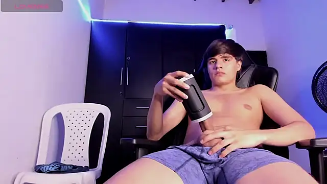 Liam_Mateo's cam snapshot