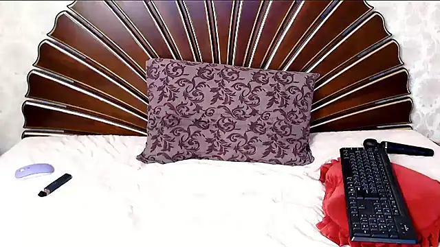 PrettyHairyBlonde's cam snapshot