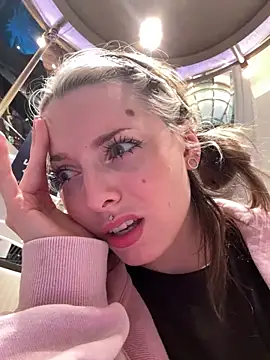 LoraaDoll live sex cam