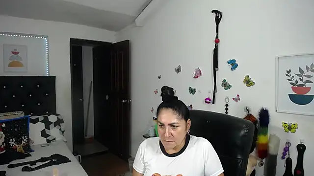 mature_bigboobs10's cam snapshot