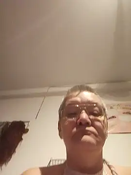 milfchantal4's cam snapshot