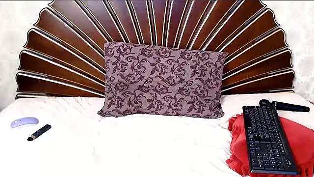 PrettyHairyBlonde's cam snapshot