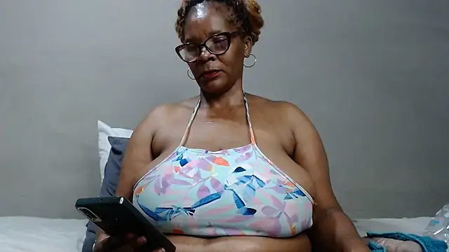 BustyMelonssXXXX's cam snapshot