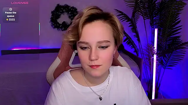 Ellie_Heavenly's cam snapshot