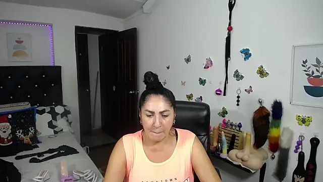 mature_bigboobs10's cam snapshot