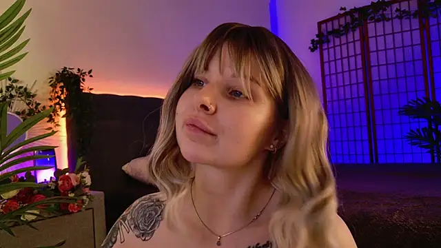 Gwen_Hilton's cam snapshot