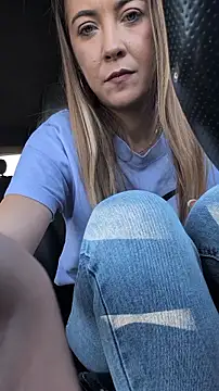 Risky_julia2330's cam snapshot