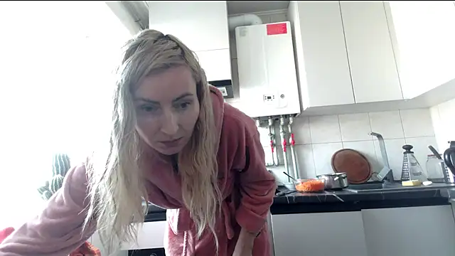 Yourrealgirl's cam snapshot