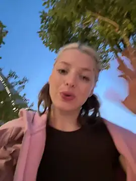 LoraaDoll live sex cam