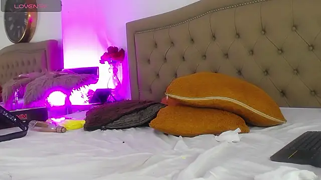 Adara_Ferrara live sex cam