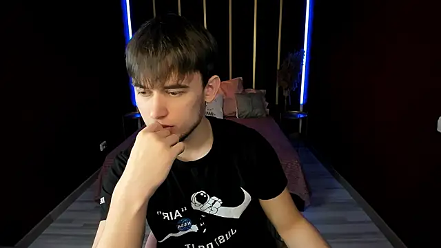 AlejandroEllias live sex cam