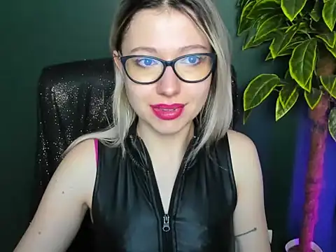 loveHeidi's cam snapshot