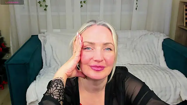 MonikaPinch_'s cam snapshot