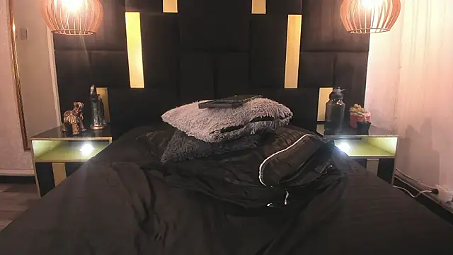 Lucio__Fox live sex cam