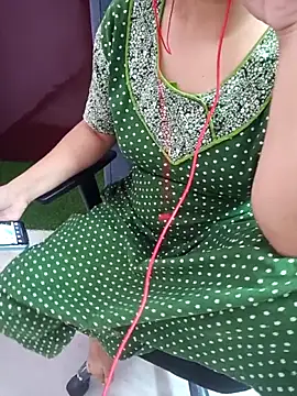 yourtamilgirl's cam snapshot