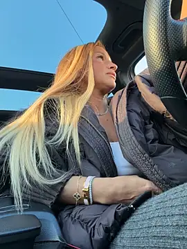 LovingBlondie's cam snapshot