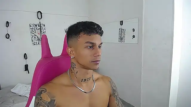 Leonard_Price live sex cam