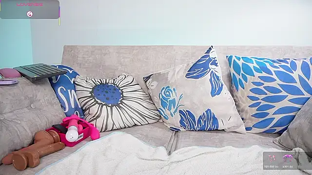 Sara_Charmy's cam snapshot